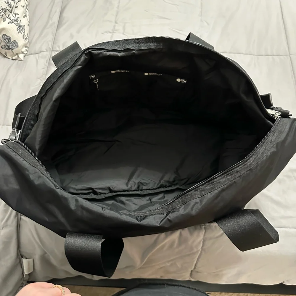 Brand new LeSportsac Dakota Medium Deluxe Overnight Bag - Picture 5 of 7